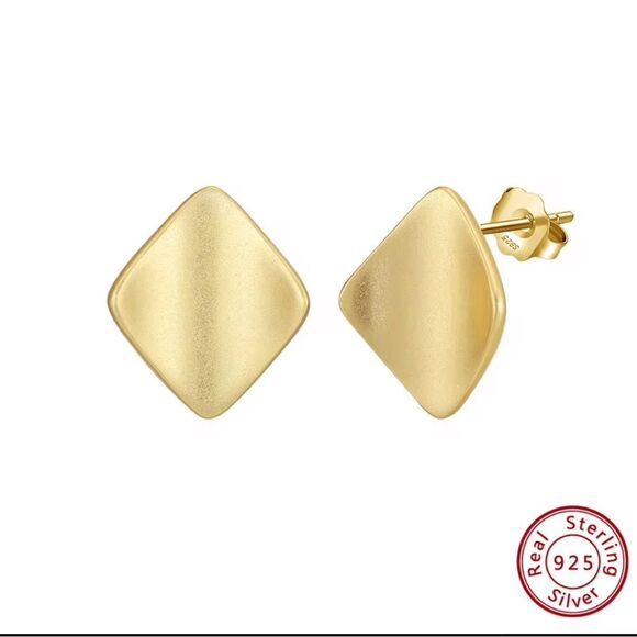 ENA 925 Trendy 14k Over Sterling Silver flat Wavy Square Stud Earrings - Picture 1 of 6